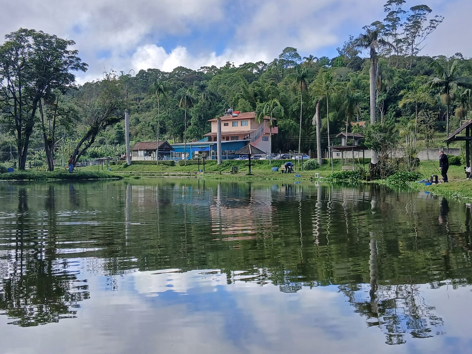 Vista panorâmica do imenso Lago do Tamba no Pesqueiro Pouso Alegre